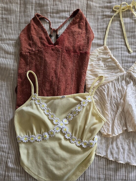 Tops - Lot Of 3 V Neck Crop Tops Butter Yellow Rust Daisy Size Small